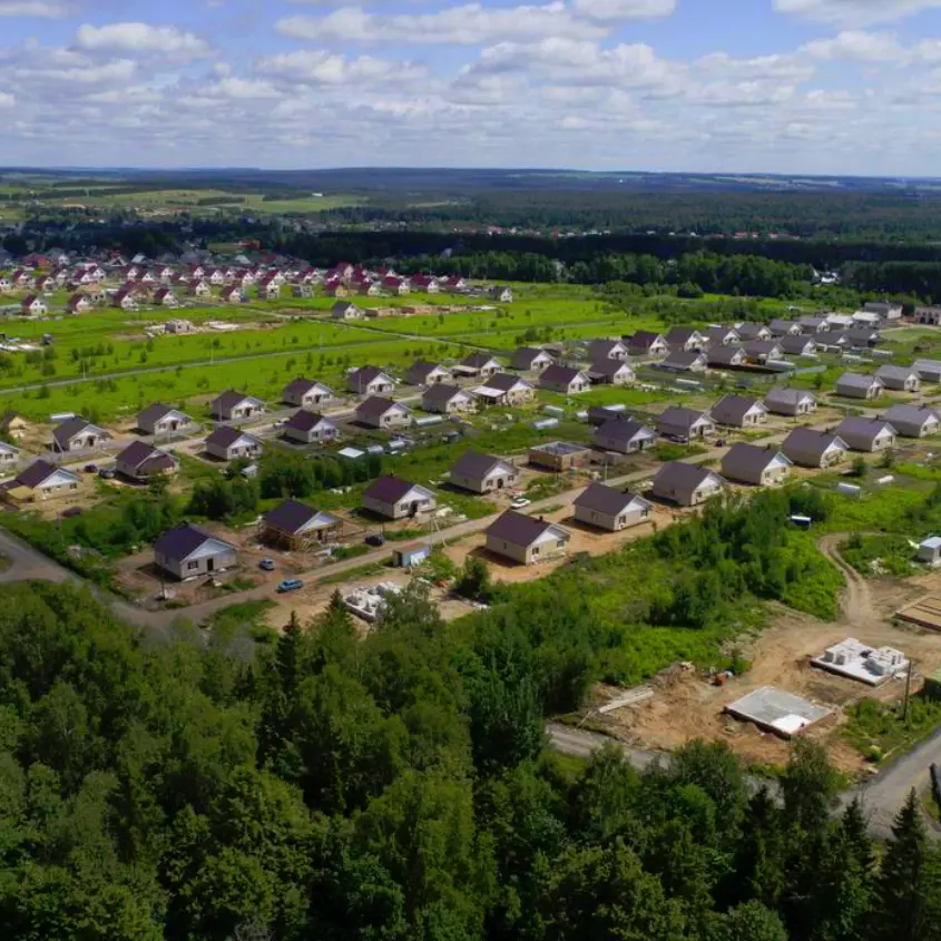 Фото 2 штакетник Узкий RAL7004 Серый на заборе для коттеджного поселка