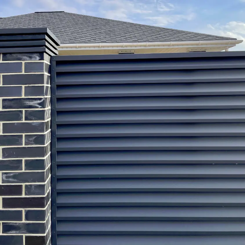 Фото 2 колпак Bona Серый на столбах забора жалюзи ЭКО-Z